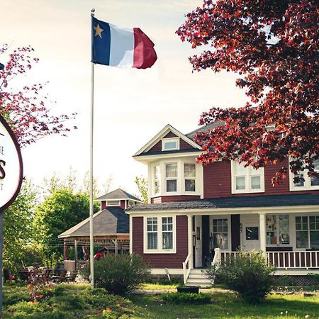 Complexe D'Hebergement La Maison Touristique Dugas Caraquet Eksteriør billede