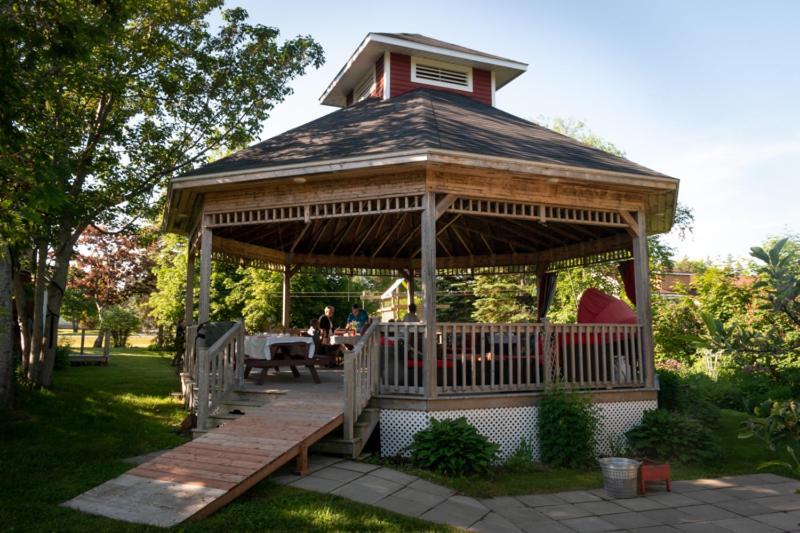 Complexe D'Hebergement La Maison Touristique Dugas Caraquet Eksteriør billede