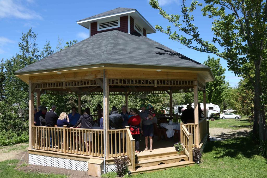 Complexe D'Hebergement La Maison Touristique Dugas Caraquet Eksteriør billede