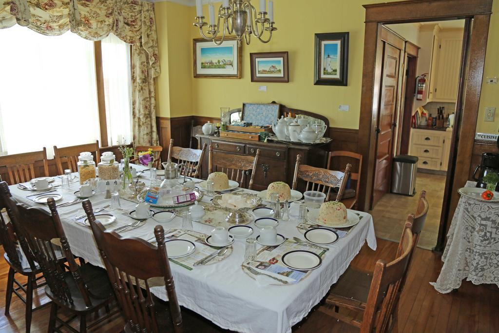 Complexe D'Hebergement La Maison Touristique Dugas Caraquet Eksteriør billede